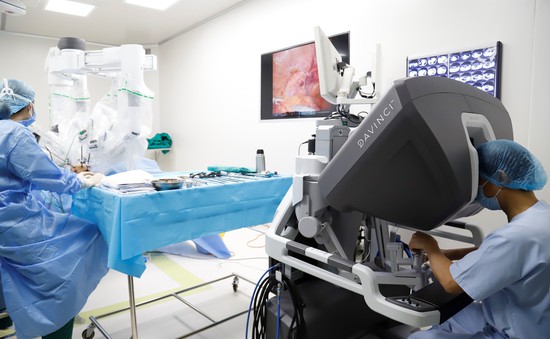 Bệnh viện đầu tiên tại Việt Nam đưa robot hiện đại nhất thế giới vào phẫu thuật nội soi điều trị ung thư