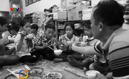 Cô giáo 6 năm nấu cơm trưa miễn phí cho học sinh nghèo