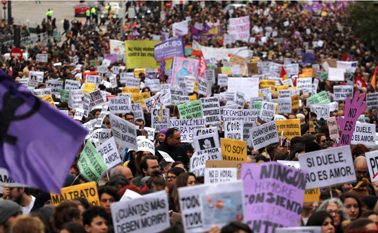 Hàng nghìn người tham gia biểu tình phản đối bạo hành phụ nữ tại Tây Ban Nha
