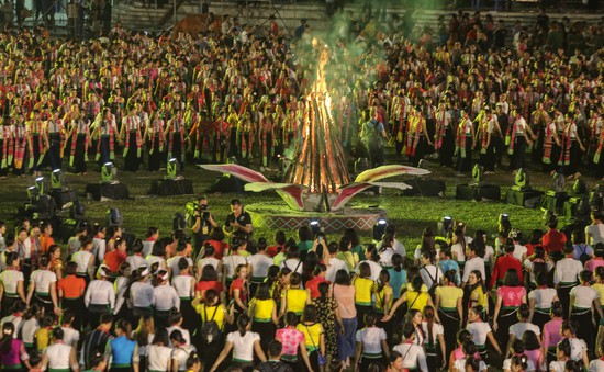 VIDEO: 5.000 người tham gia màn múa xòe lớn nhất thế giới tại Yên Bái