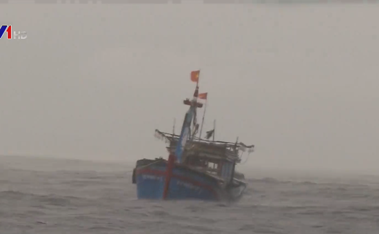 Cứu nạn tàu cá bị hỏng máy ở vùng biển Trường Sa