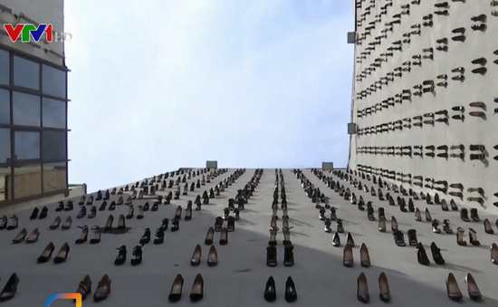 Ấn tượng 440 đôi giày cao gót treo trên tường một tòa nhà ở Thổ Nhĩ Kỳ