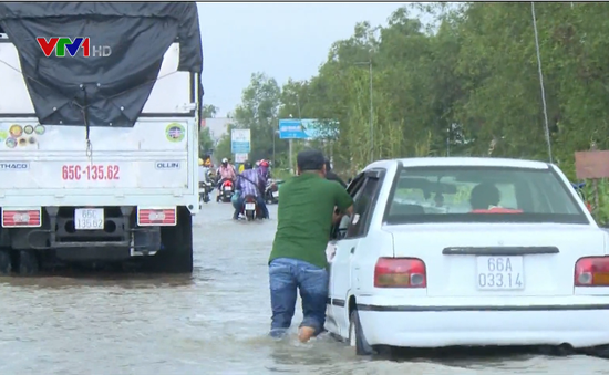 Triều cường gây ngập hàng km trên Quốc lộ 1A qua Vĩnh Long