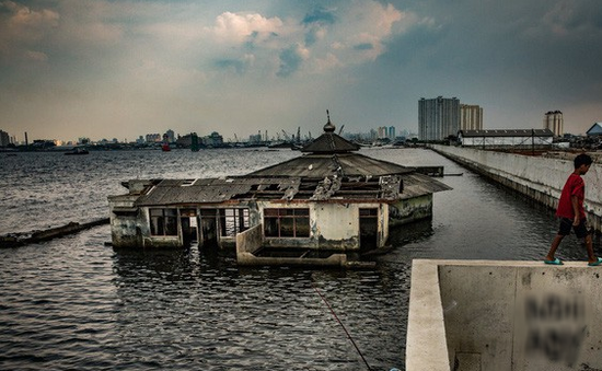 Jakarta (Indonesia) đang chìm dần xuống nước do biến đổi khí hậu