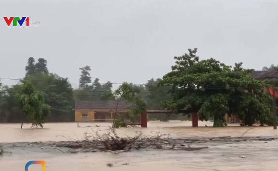 Nước lũ ở Hà Tĩnh dâng cao tận nóc nhà, hàng nghìn hộ dân bị cô lập