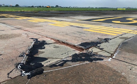 Vướng mắc về cơ chế, đơn vị nào sẽ sửa đường băng lún, nứt ở sân bay Nội Bài?