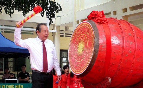 PTTg Trương Hòa Bình đánh trống khai giảng năm học mới tại Thanh Hóa