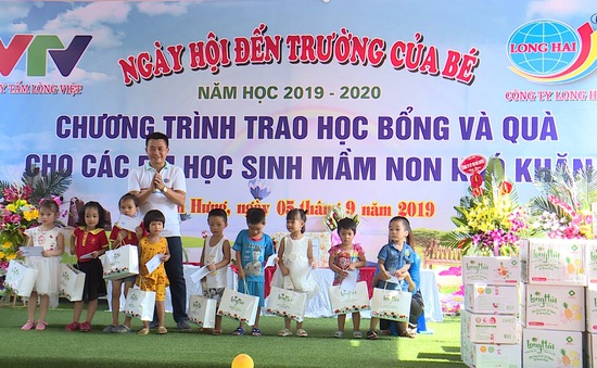 Quỹ Tấm lòng Việt chung vui ngày tựu trường cùng các em nhỏ tỉnh Hải Dương