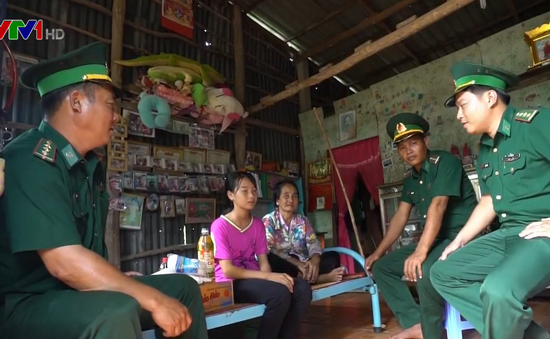 Bộ đội Biên phòng Kiên Giang nâng bước học sinh nghèo đến trường