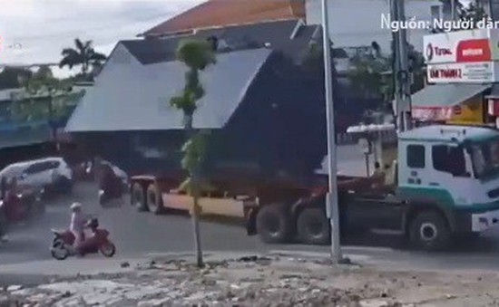 Bình Dương: Người đi đường lo lắng khi thùng container liên tục rơi xuống đường