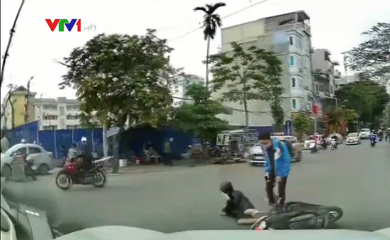 Qua đường không quan sát, người đi bộ khiến tài xế xe máy ngã ra đường