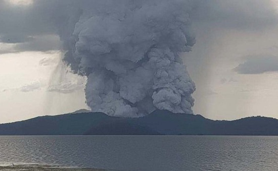 Sơ tán người dân do nguy cơ núi lửa Taal phun trào