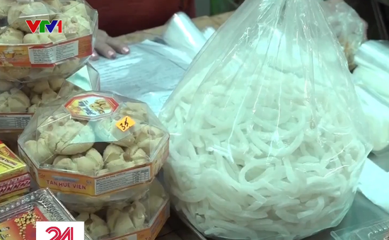 TP.HCM tăng cường kiểm tra các chợ bán bánh mứt kẹo dịp cận Tết