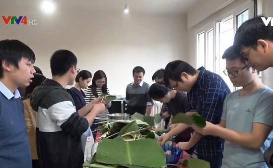 Hội sinh viên Việt Nam tại Pháp gói bánh chưng đón Tết