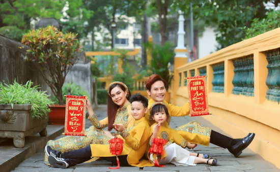 MC Hồng Phúc diện áo dài chụp ảnh xuân cùng bà xã Quỳnh Phượng và hai con