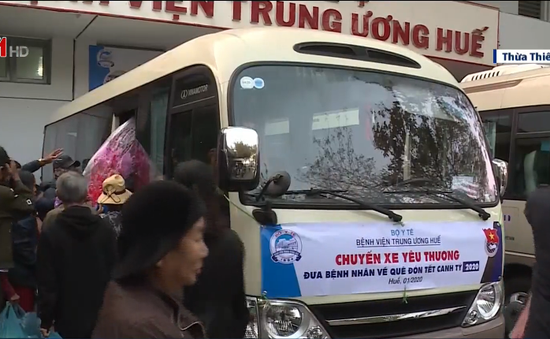 "Chuyến xe yêu thương" hỗ trợ bệnh nhân nghèo về quê đón Tết tại TT-Huế