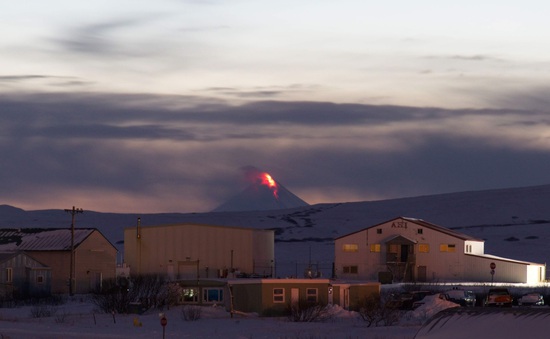 Núi lửa ở Alaska, Mỹ phun tro bụi ảnh hưởng hàng không