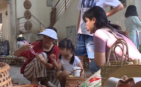Người dân TP.HCM xách làn đi chợ quê giữa phố ngày cuối năm