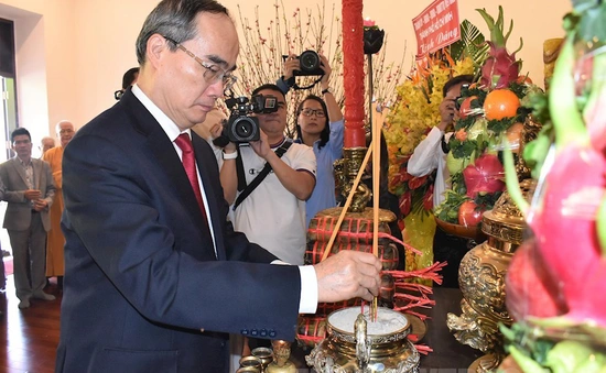 Lễ dâng hương, dâng hoa Chủ tịch Hồ Chí Minh và Chủ tịch Tôn Đức Thắng