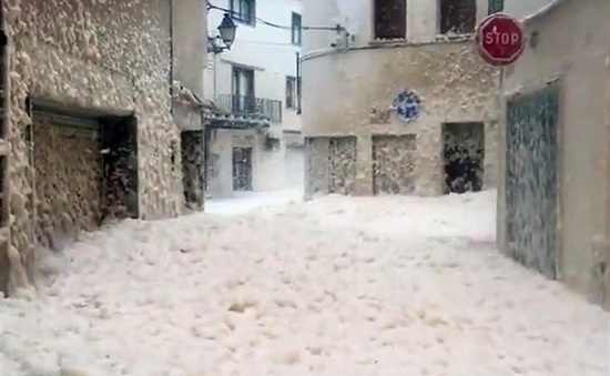 Bọt biển nhấn chìm đường phố Tây Ban Nha sau bão