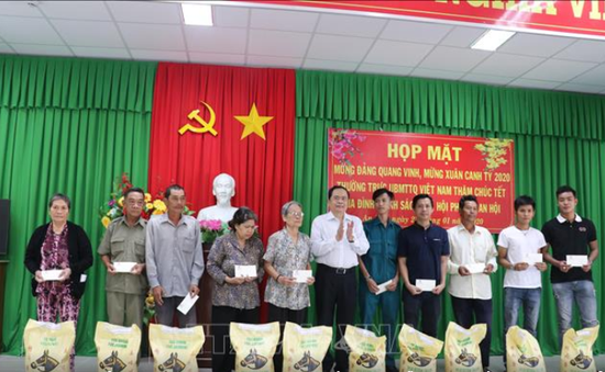 Đồng chí Trần Thanh Mẫn tặng quà Tết gia đình chính sách tại Cần Thơ