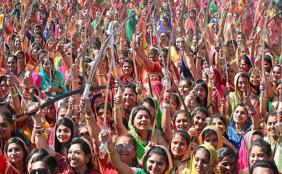 Hàng nghìn phụ nữ Ấn Độ lập kỷ lục thế giới với màn múa kiếm