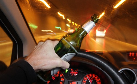 Cấm uống rượu bia khi lái xe: Đã cầm ly thì không cầm lái!