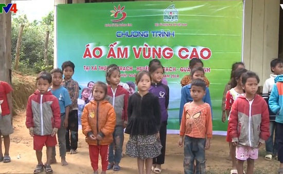 Hội từ thiện mái ấm Việt Nam tại Anh trao quà cho trẻ em tỉnh Quảng Bình