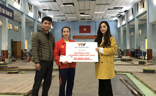 Quỹ Tấm lòng Việt trao tặng 20 triệu đồng cho Vương Thị Huyền - VĐV dành HCV SEA Games 30 môn cử tạ