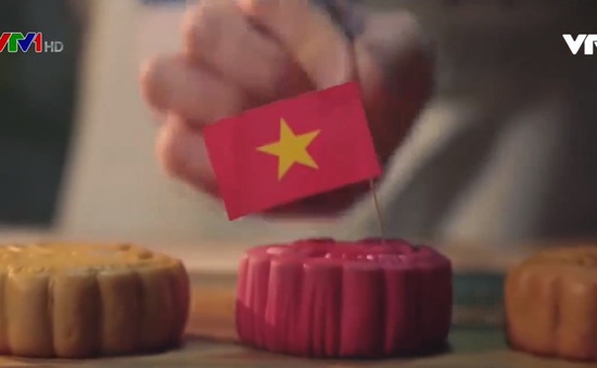 Đại sứ Mỹ trổ tài làm bánh Trung thu truyền thống của Việt Nam