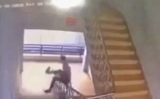 Trượt lan can cầu thang ở trường, một nam sinh tử vong thương tâm