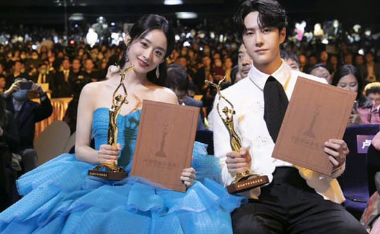 Triệu Lệ Dĩnh - Vương Nhất Bác nhận giải Nam - Nữ diễn viên yêu thích nhất