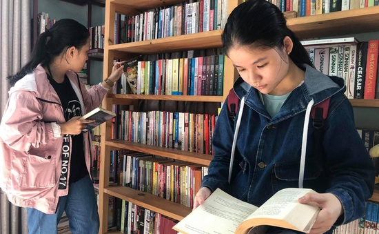 Hàng nghìn đầu sách ở thư viện xóm đảo mở mang tri thức cho trẻ nông thôn