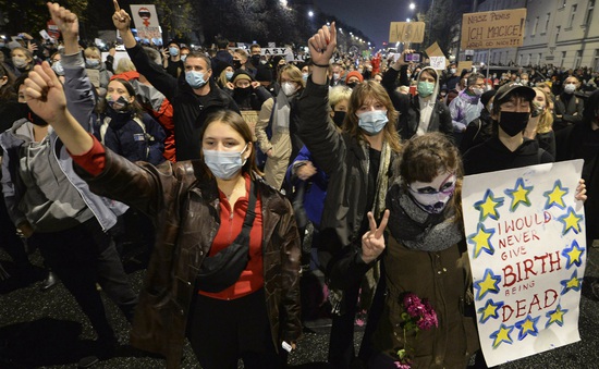 Ba Lan bắt giữ gần 300 người biểu tình, xử lý mạnh tay người vi phạm giãn cách xã hội