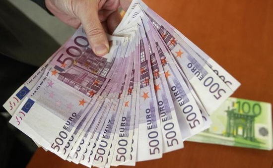 Tình trạng lãi suất âm, nhà đầu tư châu Âu phải trả phí gửi tiền ở ngân hàng