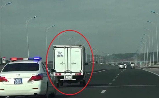 Xử phạt nghiêm hai tài xế không nhường đường cho xe ưu tiên trên cao tốc Hà Nội - Hải Phòng - Quảng Ninh