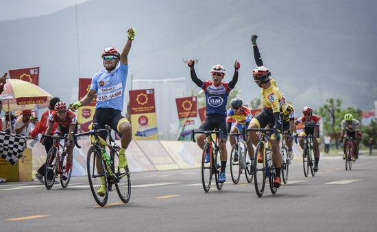 Lê Nguyệt Minh rút thần tốc về nhất chặng 7 Giải xe đạp VTV Cúp Tôn Hoa Sen 2020