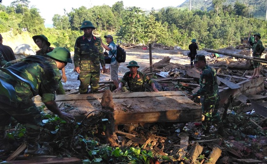 Hơn 500 cán bộ, chiến sỹ phối hợp tìm kiếm 12 người mất tích ở Trà Leng