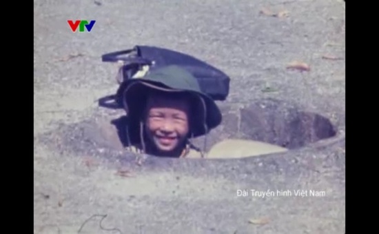 Hình ảnh rất khác của Hà Nội ngày xưa: Từ thi bơi đến những ngày bom đạn trút xuống