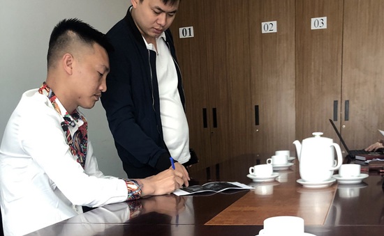 Chia sẻ tin giả, Huấn "Hoa Hồng" bị xử phạt 7,5 triệu đồng