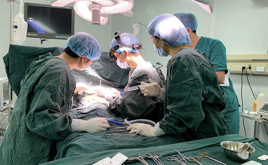 Phẫu thuật thắt ống động mạch thành công cho trẻ sơ sinh non tháng