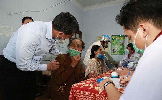 Hội Thầy thuốc trẻ khám bệnh, cấp phát thuốc miễn phí cho người dân vùng lũ