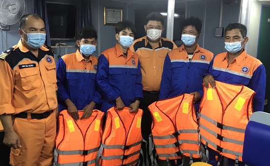 Cứu 4 thuyền viên bị chìm tàu trên biển Vũng Tàu vào bờ an toàn