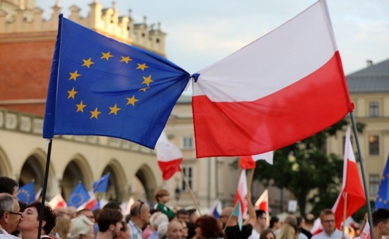 EU cảnh báo loại bỏ Hungary và Ba Lan khỏi khối