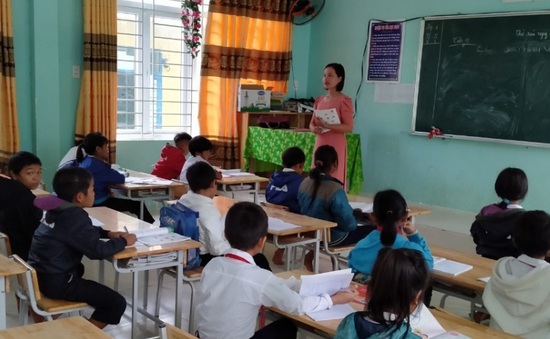 Học sinh vùng sạt lở Quảng Nam trở lại trường