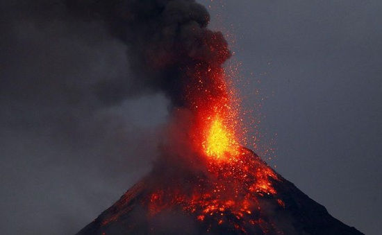 Núi lửa phun trào ở miền Đông Indonesia, hàng nghìn người phải sơ tán
