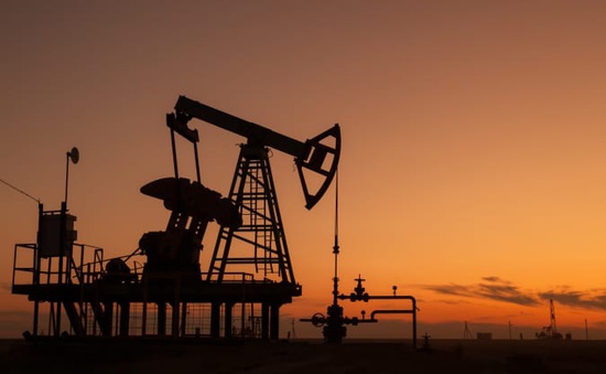 Giá dầu giảm trước kỳ vọng OPEC+ gia hạn cắt giảm sản lượng