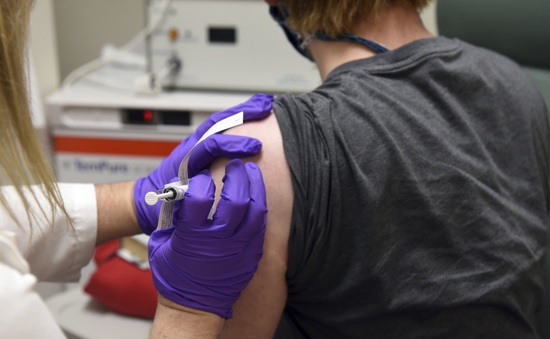 Hai tình nguyện viên có phản ứng phụ sau tiêm vaccine COVID-19 tại Anh