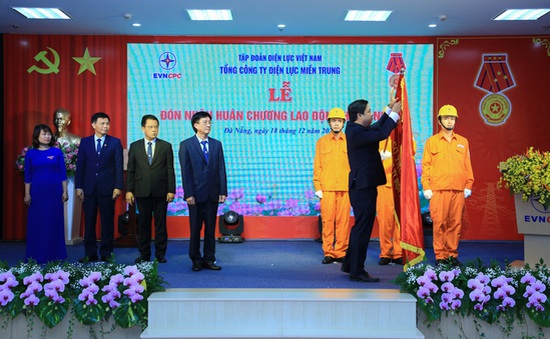 Tổng công ty Điện lực miền Trung vinh dự đón nhận Huân chương Lao động hạng Nhất