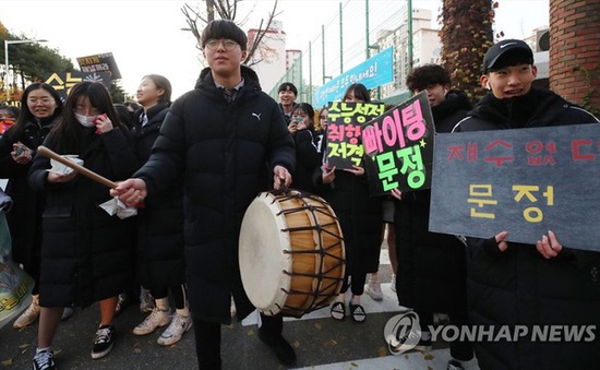 Hàng nghìn sĩ tử Hàn Quốc bước vào kỳ thi đại học căng thẳng